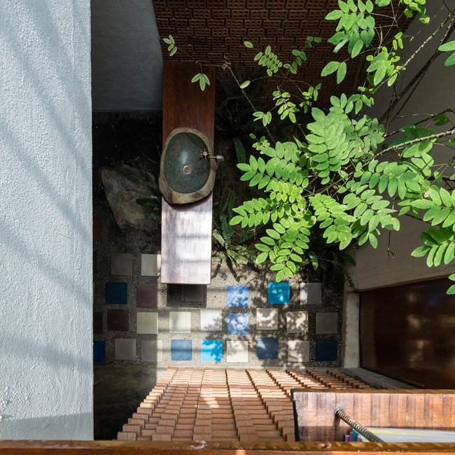 Giếng trời giúp ánh sáng ngập các phòng. Ảnh: ArchDaily.