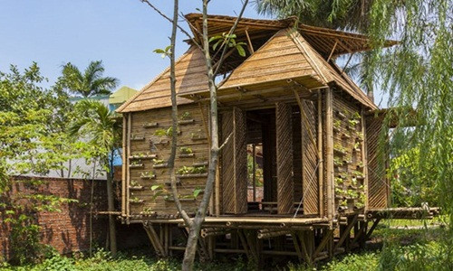 Nằm giữa một quận trung tâm của thủ đô Hà Nội, ngôi nhà tre được thiết kế là một công trình đa năng, vừa nhà ở, nơi làm việc, hội họp. Ảnh: Archdaily.