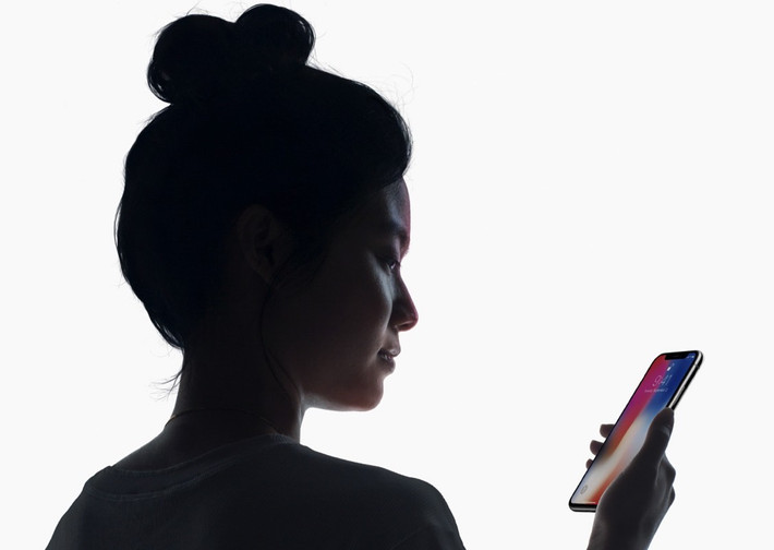 iPhone X là smartphone độc đáo nhất thế giới nhờ màn hình mới, hỗ trợ tăng cường thực tế ảo (AR) và Face ID. Ảnh: BRG.