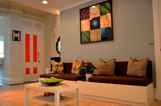Không cần quá nhiều đồ để trang trí, chỉ một vài món đồ đơn giản như bức tranh, rèm cửa độc đáo...cũng đủ tạo điểm nhấn đánh lạc hướng người nhìn.
