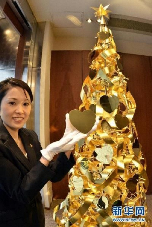 Phải mất hơn 4 tháng, 14 nghệ nhân mới hoàn thành cây thông trị giá khoảng 2 triệu USD này. Ảnh: News.