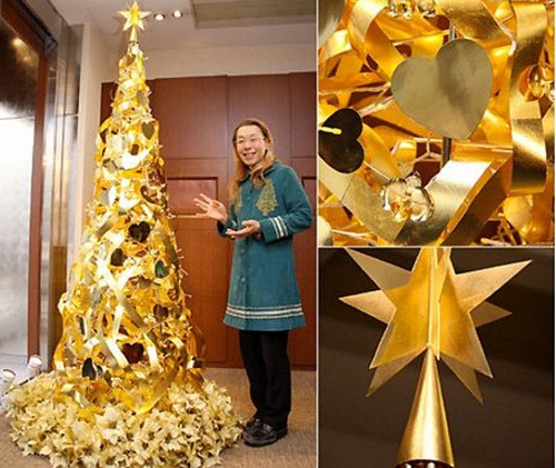 Mùa Giáng sinh 2011, một cây thông Noel được tạo nên từ 12kg vàng ròng đã được trưng bày tại Thủ đô Tokyo. Ảnh: News.
