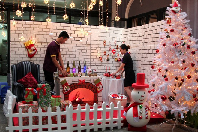 Một dịch vụ Giáng sinh khác là trang trí Noel thuê cũng mang về thu nhập cao cho nhiều người. Giá dịch vụ này dao động từ 200.000 đến vài triệu đồng. Ảnh: Giaoquanoel.