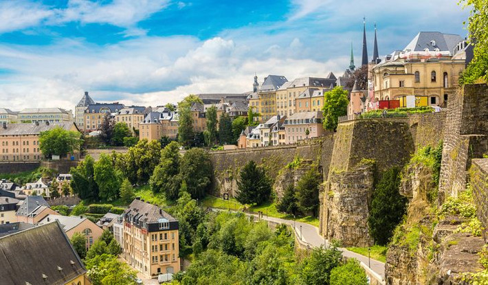 105.882 USD (gấp 9 lần trung bình thế giới) là mức thu nhập bình quân tại Luxembourg. Nền kinh tế Luxembourg có sự kết hợp hài hòa giữa công nghiệp và nông nghiệp.