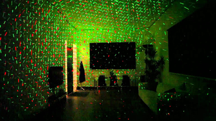 Đèn laser cũng có thể trang trí trong phòng. Ảnh: Youtube.