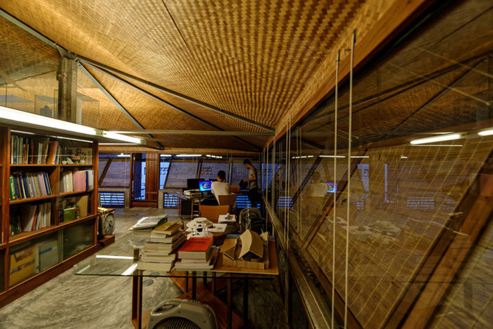 Trong nhà sử dụng đèn ánh sáng vàng tạo cảm giác ấm cúng. Ảnh: Designboom.
