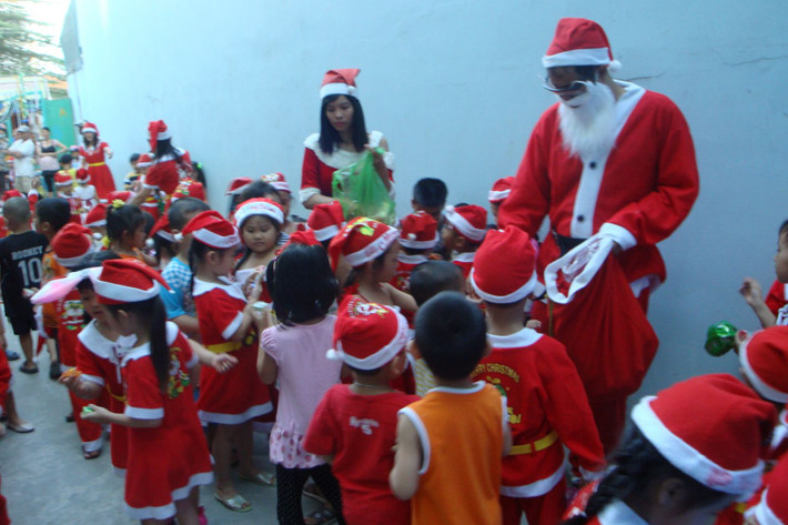 Giá dịch vụ phát quà Noel tính theo thời gian chuyển quà sớm hay muộn. Nếu chuyển quà sớm, những ngày trước Noel và trong phạm vi gần 2 – 3 km, giá từ 30.000 – 40.000 đồng/lượt. Ảnh: Viet Green Media.
