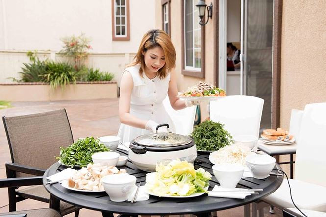 Khoảng sân vườn rộng phía sau là nơi bố trí bàn ghế ăn tiệc ngoài trời. Ảnh: FBNV.