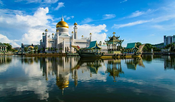Mặc dù chỉ có hơn 400.000 dân nhưng nền kinh tế của Brunei vẫn tăng trưởng mạnh. Gần 90% doanh thu của Brunei đến từ dầu khí.