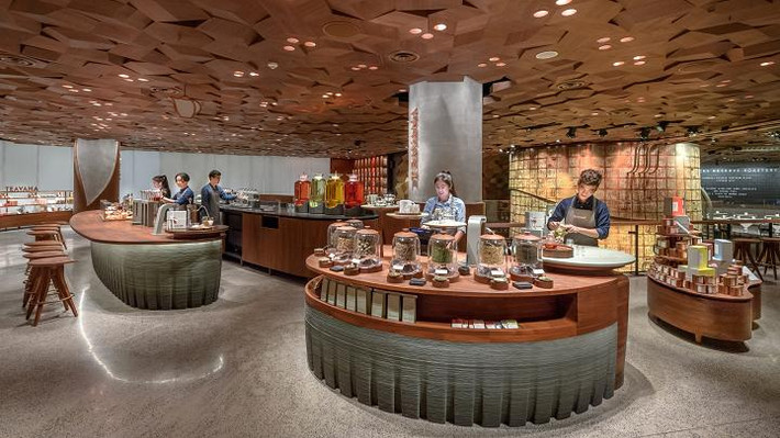 Cửa hiệu Starbucks Roastery Thượng Hải còn được thiết kế quầy bar Teavana đầu tiên ở Trung Quốc. Quầy bar được làm hoàn toàn bằng vật liệu tái chế 3D. Ảnh: Starbucks.
