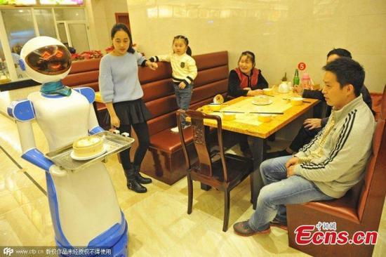 Robot phục vụ đặc biệt này có nhiệm vụ ghi đặt món của khách và mang thức ăn tới bất kỳ bàn nào trong nhà hàng. Ảnh: Ecns.