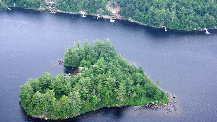 Năm 2014, một đại lý bất động sản ở Canada rao bán một quà Giáng Sinh cực kỳ độc đáo: Đảo hình trái tim với giá 983.676 USD. Ảnh: Mercury Press.