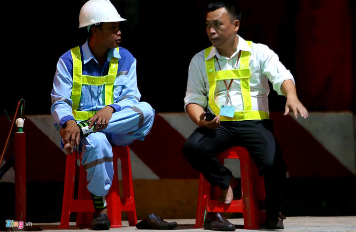 Hai nhân viên BOT Cai Lậy thoải mái trò chuyện lúc gần 23h khi nơi đây có đến 11 lần xả trạm trong ngày.