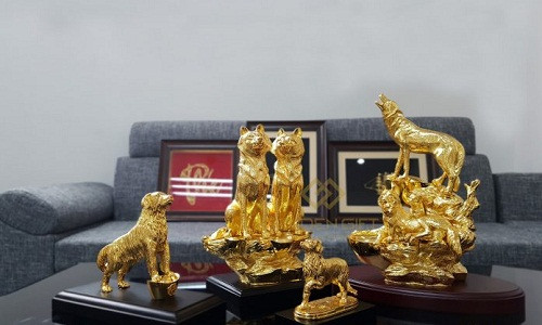 Chuẩn bị cho Tết Mậu Tuất 2018, Công ty quà vàng Việt Nam giới thiệu bộ quà tết chó mạ vàng với tên gọi "Linh khuyển mạ vàng". Ảnh: Golden Gift Việt Nam.