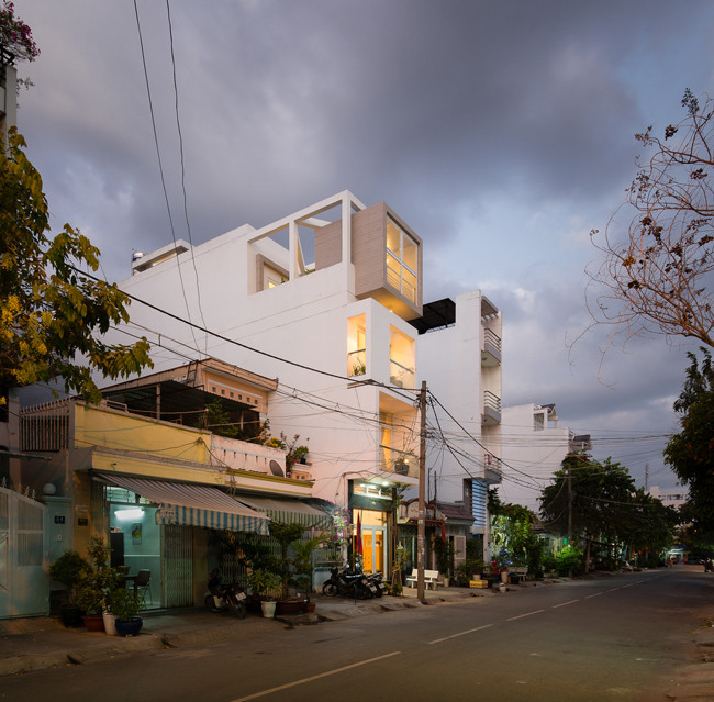 Trên mảnh đất có diện tích 3,5 x 18m tại quận 7, TP HCM, căn nhà ống được tạp chí Archdaily hết lời ca ngợi nhờ thiết kế thông minh, lấy ánh sáng và thông gió tối đa.
