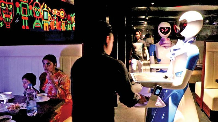 Những chú robot có nhiệm vụ nhận yêu cầu của thực khách, chuyển đến cho nhà bếp. Sau đó, robot sẽ bê đồ ăn đến từng bàn cho khách và thu dọn đồ trở lại bếp. Ảnh: Deccan Chronicle.