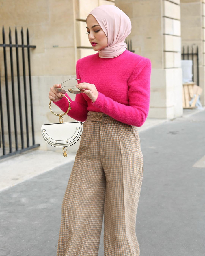 Mỗi khi Neelofa xuất hiện trên màn ảnh, ngay lập tức người hâm mộ đổ đi mua những gì cô mặc ngày hôm ấy, kể cả khăn trùm đầu. Ảnh: KokoTV.
