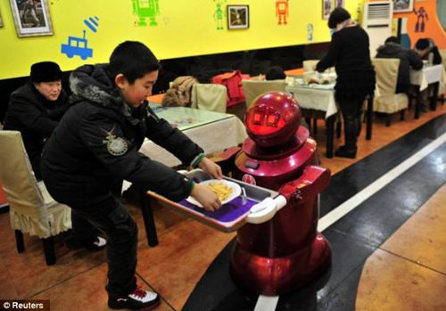 Các robot bồi bàn luôn tay phục vụ thực khách. Ảnh: Reuters.