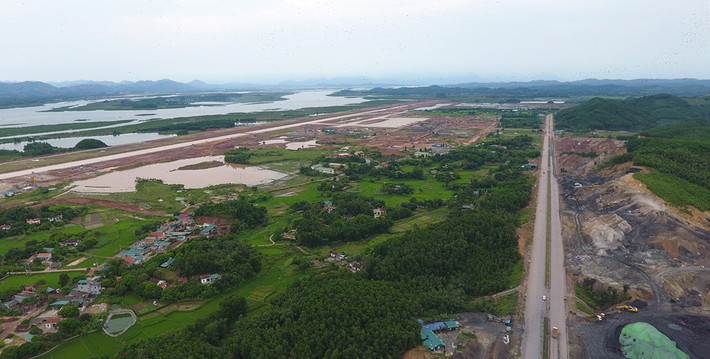 Sân bay quốc tế Vân Đồn sẽ do doanh nghiệp đầu tư trực tiếp vận hành. Tuy nhiên, hoạt động điều hành bay, giá dịch vụ tại sân bay vẫn do Nhà nước thống nhất quản lý theo quy định pháp luật. Ảnh: Zing.