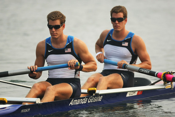 Anh em nhà Winklevoss xuất thân từ gia đình thượng lưu, là những vận động viên đẳng cấp quốc tế về môn chèo thuyền. Ảnh: Geek.
