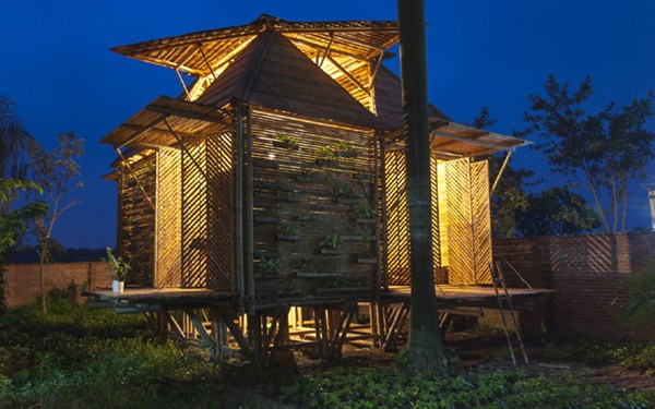 Mái nhà được lợp lá dừa, phù hợp với sự đồng bộ của ngôi nhà. Ảnh: Archdaily.