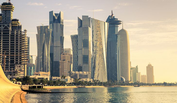 Rộng chỉ 11.500km2 có có hơn 2 triệu dân số nhưng Qatar có trữ lượng khí gas tự nhiên và dầu mỏ lớn thứ 3 thế giới. Ngành công nghiệp dầu khí chiếm 70% doanh thu của chính phủ.