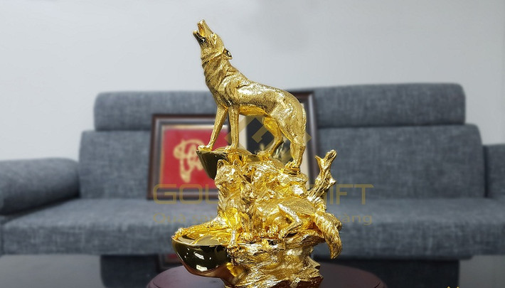 Đắt nhất trong bộ "Linh khuyển mạ vàng" là tượng Khuyển gia quần tụ mạ vàng với giá 30 triệu đồng. Linh vật mô tả hình ảnh gia đình nhà chó đang quây quần bên nhau dưới tán cây cổ thụ. Ảnh: Golden Gift Việt Nam.