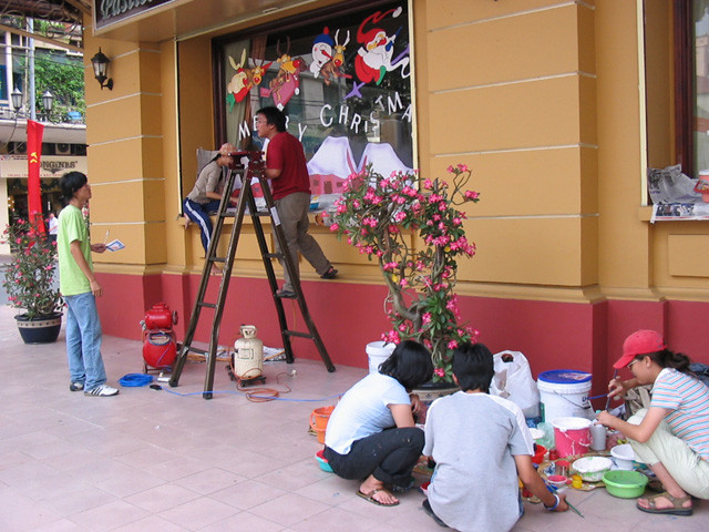 Nếu trang trí đơn giản gồm cây thông Noel và phụ kiện thì 200.000 đồng. Nếu trang trí theo yêu cầu và ở những không gian lớn như công ty, trung tâm thương mại thì giá lên tới vài triệu đồng. Ảnh: Trang trí Phương tín.