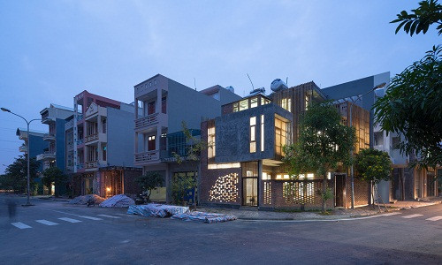 Căn nhà lung linh dưới ánh điện. Nguồn ảnh: Triệu Chiến.