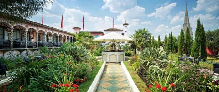 Cuối phố còn có khu vườn Kensington sang trọng, phục vụ nhu cầu ăn uống và giải trí xa xỉ của giới siêu giàu. Ảnh: Pinterest.