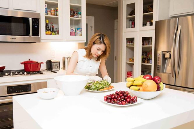 Khu vực bếp trang bị đầy đủ nội thất hiện đại. Ảnh: FBNV.