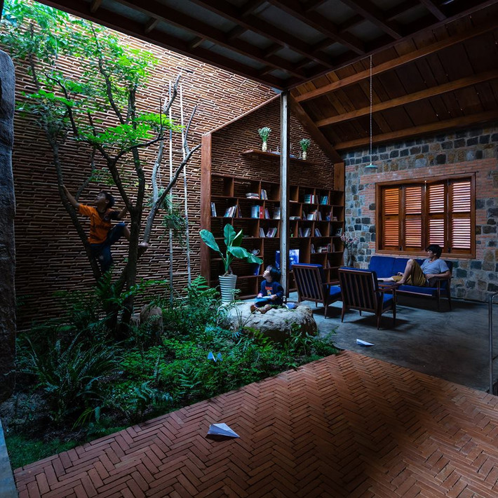 Lũ trẻ thỏa sức leo trèo, tìm hiểu thiên nhiên ngay trong chính ngôi nhà của mình. Ảnh: ArchDaily.