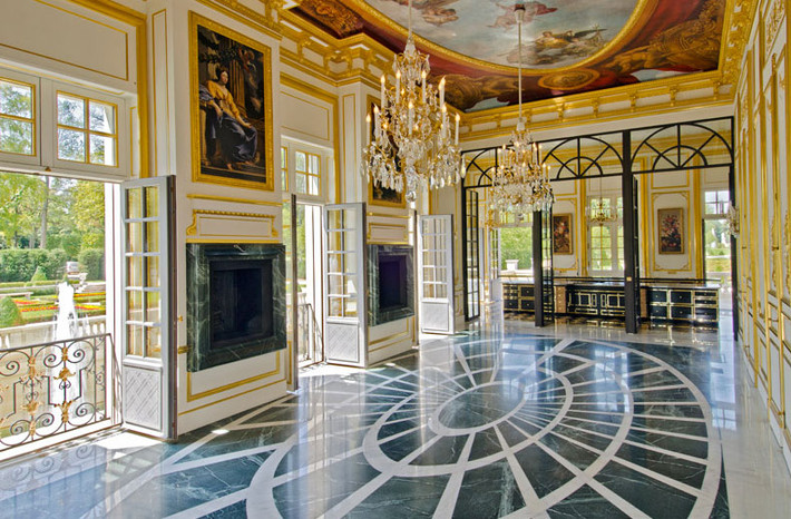 Chateau Louis XIV có 10 phòng ngủ, một thư viện, một kho chứa khoảng 3.000 chai rượu.