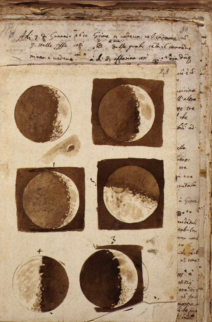Người ta có thể tìm thấy trong cuốn sách này từ những bức phác hoạ nguệch ngoạc của Galileo Galilei về Mặt Trăng, bức vẽ theo phong cách pop art của Andy Warhol về nhà du hành vũ trụ Buzz Aldrin hay các bản thảo mang đầy tính tôn giáo về những tai ương do Chúa gửi xuống mặt đất. Trong ảnh, tác phẩm Mặt Trăng (1609) của Galilei. Ảnh: CNN.