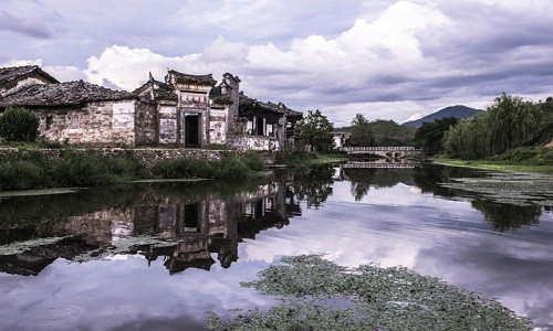 Hơn một thập kỷ cải tạo, ngôi làng đã trở thành khu nghỉ dưỡng 5 sao sang trọng nhưng vẫn giữ được vẻ đẹp truyền thống. Ảnh: Bloomberg.