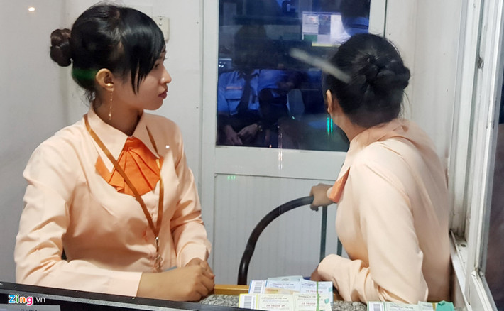Mỗi lần trạm đóng lại, các tài xế container cứ chạy từ từ vào làn thu phí rồi dừng hẳn tại cabin của nhân viên bán vé nhưng không mua vé mà liên tục bấm còi inh ỏi. Từ phía sau, hàng chục xe cũng bấm còi theo khiến điệp khúc xả trạm tái diễn.