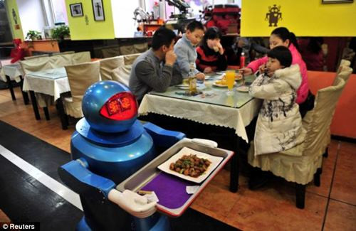 Năm 2013, một nhà hàng ở Cáp Nhĩ Tân, tỉnh Hắc Long Giang, Trung Quốc đã sử dụng toàn bộ robot phục vụ từ A đến Z. Ảnh: Reuters.