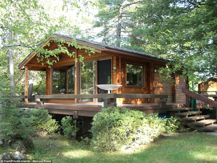 Hòn đảo rộng hơn 10.000 m2, có một căn nhà gỗ nhìn ra biển và một con thuyền nhỏ làm phương tiện đi lại. Ảnh: Mercury Press.