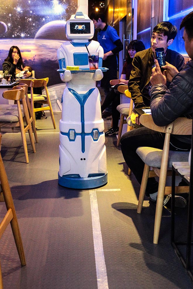 Robot có thể mang theo hai món đồ ăn, đồ uống khác nhau tuỳ theo yêu cầu của thực khách. Ảnh: Dân Việt.