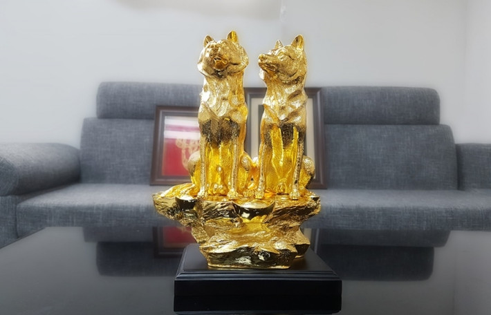 Tượng song khuyển đoàn viên mang hình ảnh đôi chó đang nghỉ ngơi, nhàn tản bên những nén vàng lấp lánh, mang hàm ý cầu mong tài lộc, gia đình bình an. Ảnh: Golden Gift Việt Nam.