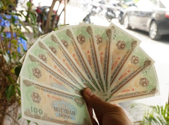 Tờ 100 đồng là đồng tiền có mệnh giá thấp nhất trong hệ thống tiền tệ đang lư hành tại Việt Nam. Theo các nhân viên ngân hàng, hiện không thể đổi tờ 100 đồng tại các ngân hàng do từ lâu nhu cầu sử dụng đồng tiền này trong giao dịch không còn. Ảnh: Vietnamnet.