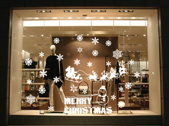 Không chỉ trang trí mà nhiều công ty còn có dịch vụ dọn dẹp vệ sinh sau Noel. Những hình ảnh Giáng sinh dính trên kính sẽ được lau chùi sạch sẽ. Ông già tuyết, tuần lộc, đèn led..được dọn sạch. Ảnh: Quà Tặng Noel.