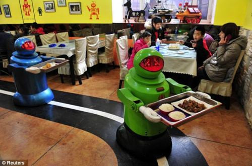 Đây là lần đầu tiên robot phục vụ bàn xuất hiện tại Việt Nam. Tuy nhiên, một số nhà hàng trên thế giới đã sử dụng robot thay thế nhân viên. Ảnh: Reuters.