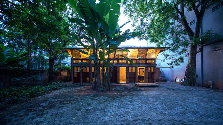 Xuất hiện trên trang Designboom, ngôi nhà tre 2 tầng trên một khu đất rộng ở Hà Nội là sự đối lập giữa kiến trúc truyền thống với sự đổi thay của một thành phố đang đô thị hóa. Ảnh: Designboom.