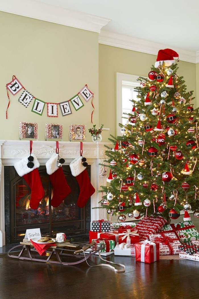 Cây thông với phong cách Santa Claus chắc chắn sẽ khiến lũ trẻ nhà bạn mê tít.