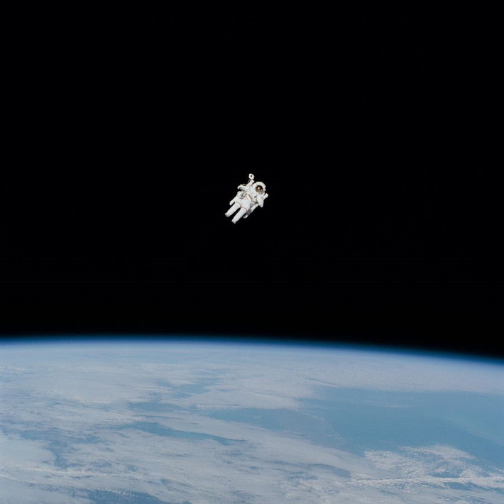 Nhà Du Hành Bruce McCandless Bước Đi Không Trọng Lực Trên Không Gian, bức ảnh chụp năm 1984 của NASA. McCandless là người đầu tiên đi trong không gian. Ảnh: CNN.