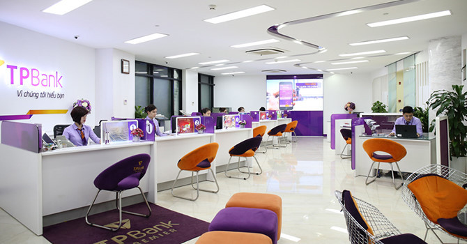 Tương tự, lợi nhuận trước thuế của TPBank đến hết quý III/2017 đạt 807 tỷ đồng, vượt kế hoạch lợi nhuận 780 tỷ đồng đề ra cho cả năm 2017. Ảnh: BizLive.
