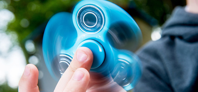 Năm 2017, đồ chơi quay bằng tay, có kích thước nhỏ Fidget Spinner đã tạo nên một cơn sốt trong giới trẻ. Ảnh: DenkyuuMedia.