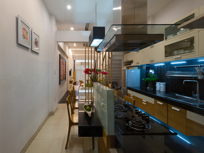 Phòng bếp và khách được bố trí ở tầng 1 với nội thất tối giản nhưng đẹp hiện đại.