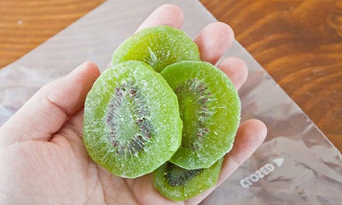 Trong số các loại hoa quả sấy khô được chuộng mua nhiều vào các dịp cuối năm để làm quà biếu hoặc ăn chơi, tiếp khách, kiwi sấy có giá từ 75.000 đồng/gói (500gr). Hầu hết khách đều muốn đặt hàng sớm để không chịu mức tăng giá hoặc hàng khan hiếm. Trong đó, kiwi sấy Đà Lạt khá được ưa thích.